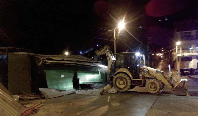 Con maquinaria demuelen stands construidos en vía pública en Chepén