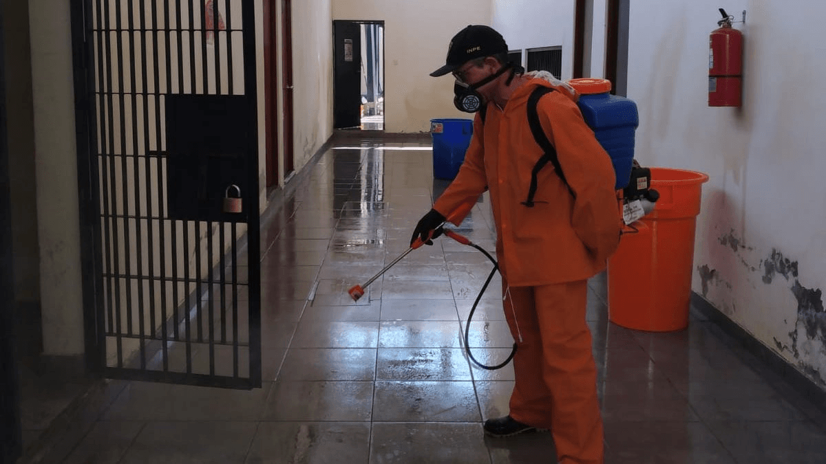 Fumigan penal en San Pedro de Lloc