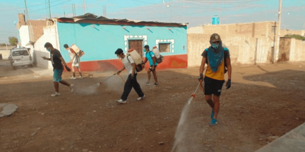 Jóvenes pacasmayinos se unen para desinfectar calles contra la covid-19