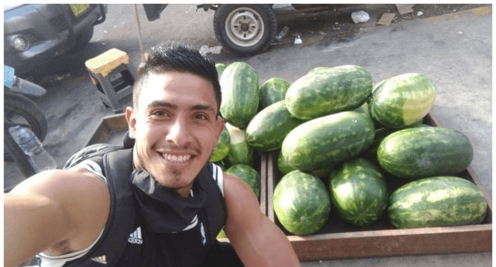 Futbolista se gana la vida en un mercado en medio del estado de emergencia por el Covid-19