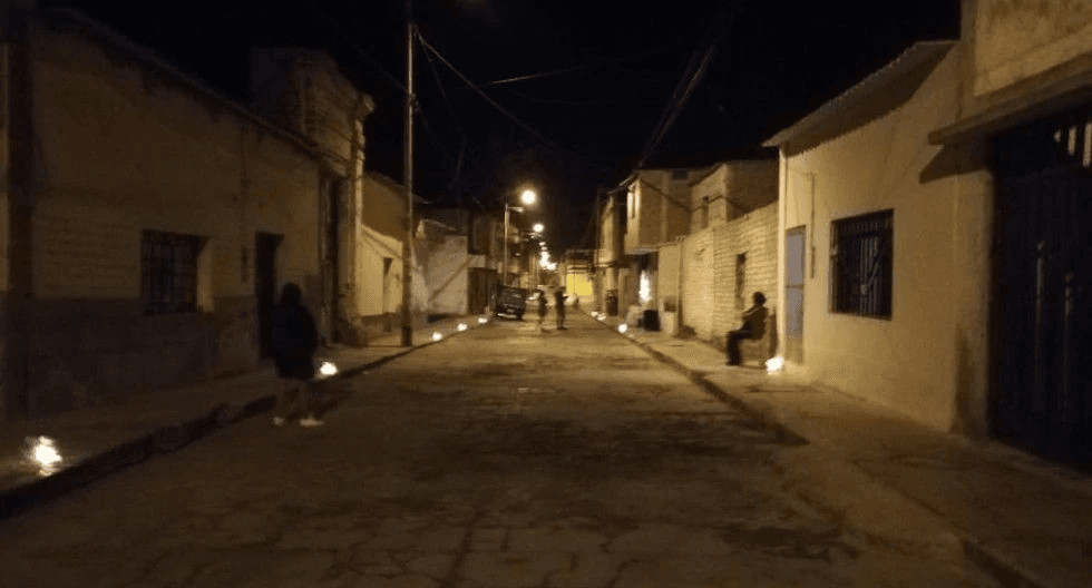 Vecinos encienden velas y piden a la Virgen María por el fin de la pandemia