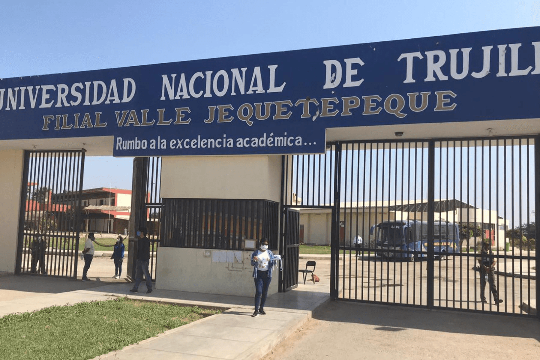 Universidad Nacional de Trujillo entrega chips de internet a estudiantes