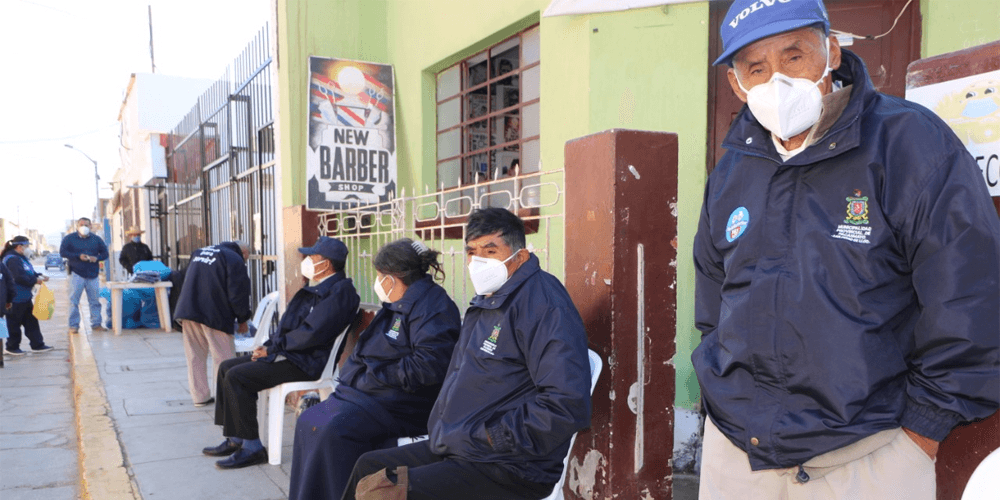 Entregan mascarillas y casacas a usuarios de Pensión 65