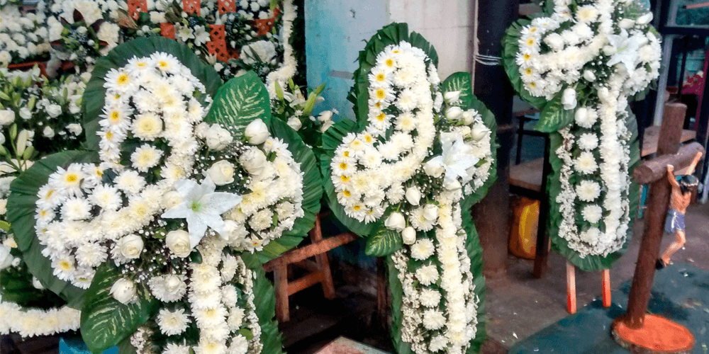 Extorsionadores envían arreglo floral a su víctima