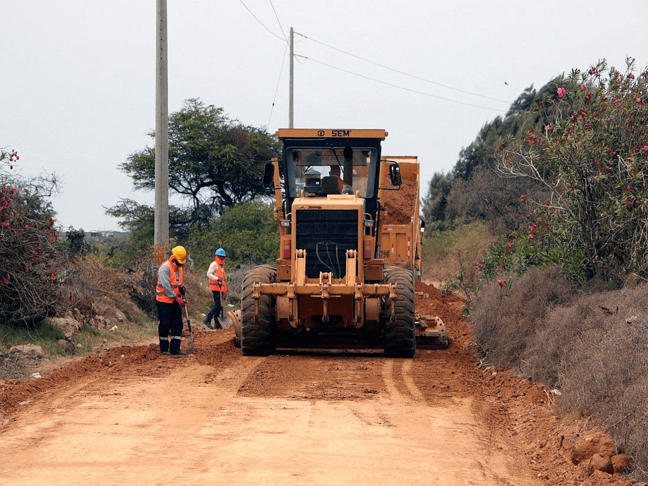 Mejoran 51 caminos vecinales en la provincia de Pacasmayo