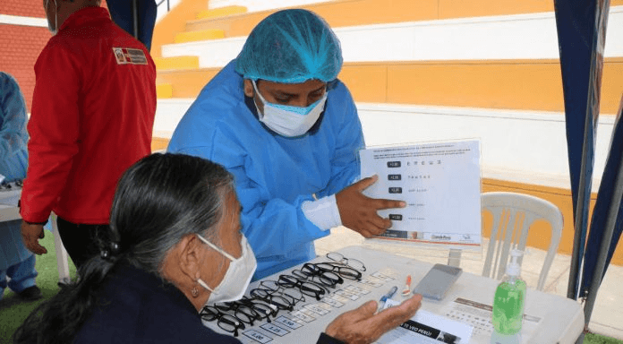 120 adultos mayores se benefician en campaña de salud visual gratuita