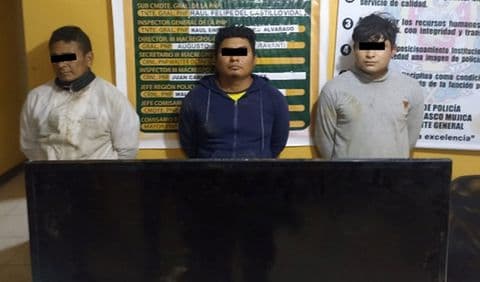 Intervienen en automóvil a tres sujetos con televisor robado