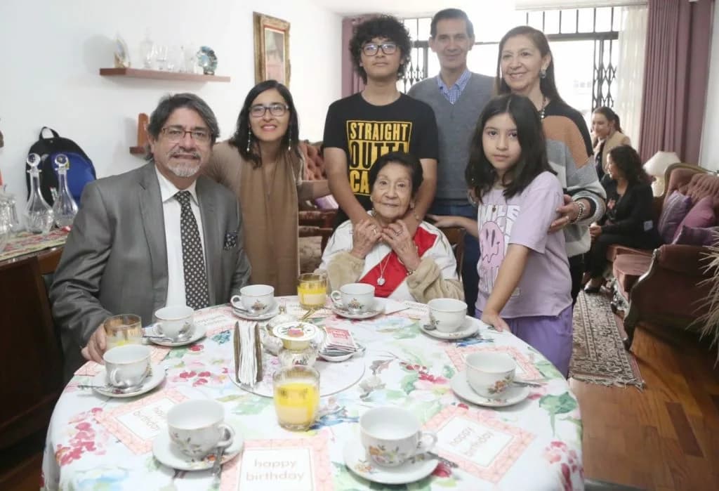 Miraflorina cumple 102 años y pide como regalo un triunfo de nuestra selección