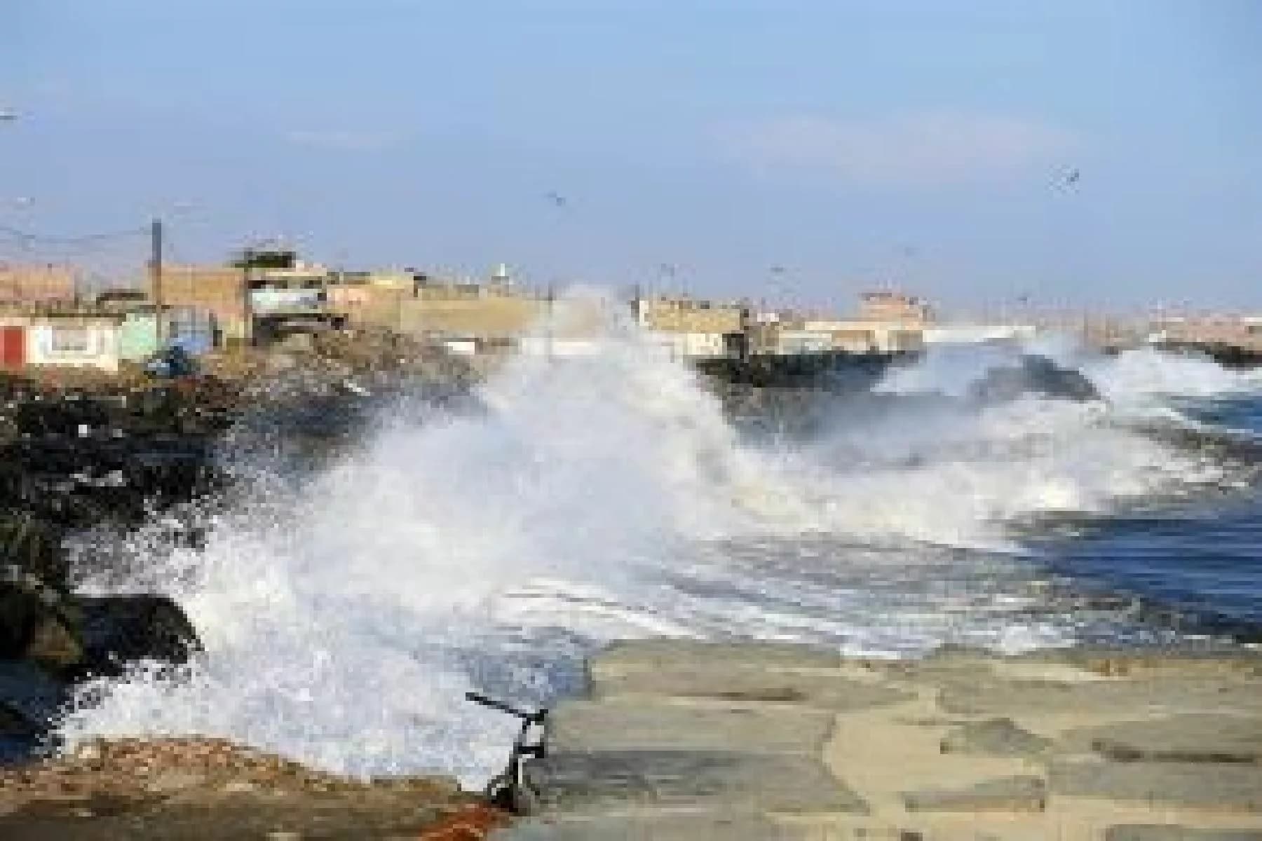 ¡Atención pescadores! Cierran 91 puertos y caletas de todo el litoral por oleajes intensos