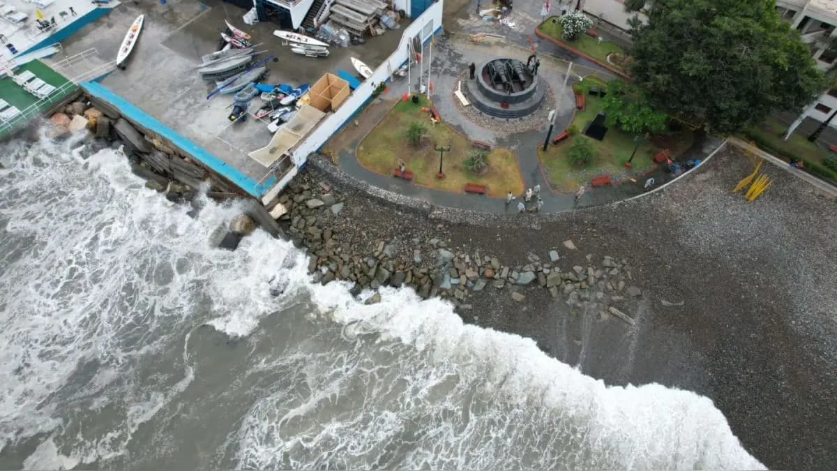 Puertos cerrados por oleajes en Perú