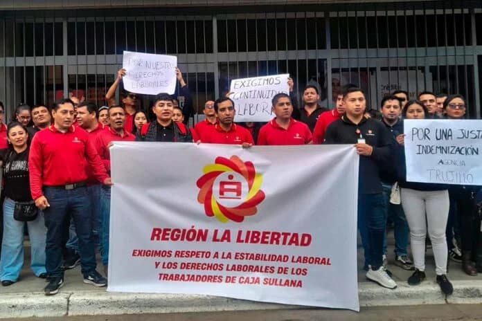 Protesta en Caja Sullana por incertidumbre laboral