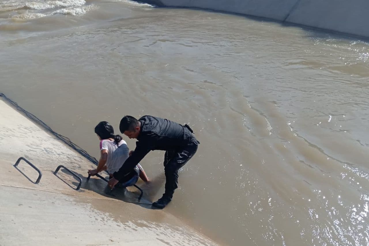 Policía rescata a menor arrastrada por canal en Chepén