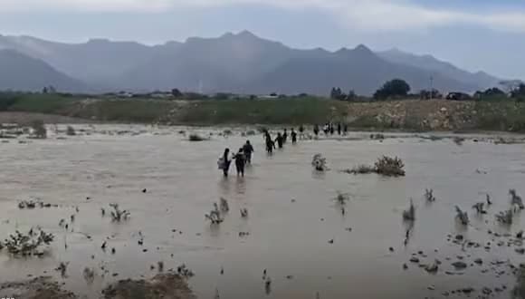 Escolares desafían río por un futuro seguro