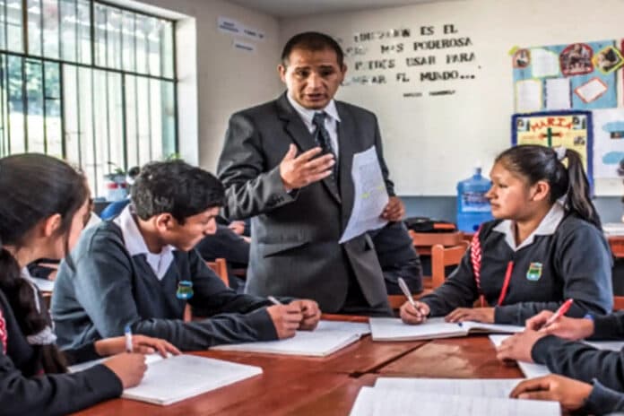 Decreto Supremo oficializa aumento salarial para docentes