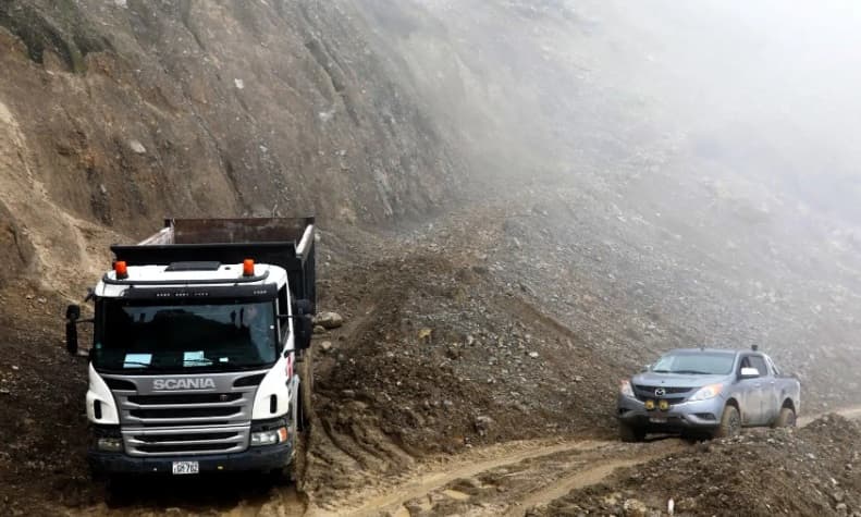 Lluvias y desbordes afectan carreteras regionales en Perú