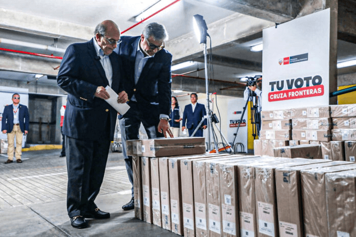 ONPE entrega material electoral para votación de peruanos en el extranjero