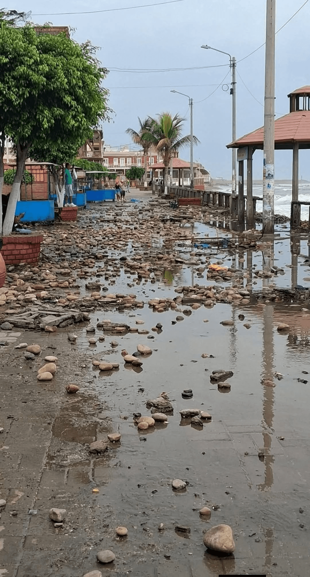 Olas destruyen malecón de Pacasmayo