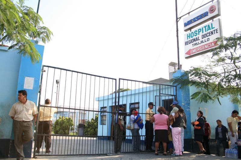 Le corta el cuello mientras tomaban cerveza