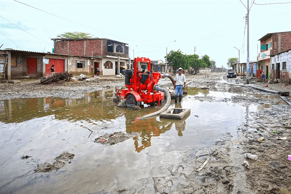 Atienden a población afectada por desborde