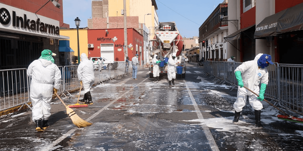 Donan 1000 litros de lejía y detergente para desinfectar instituciones públicas