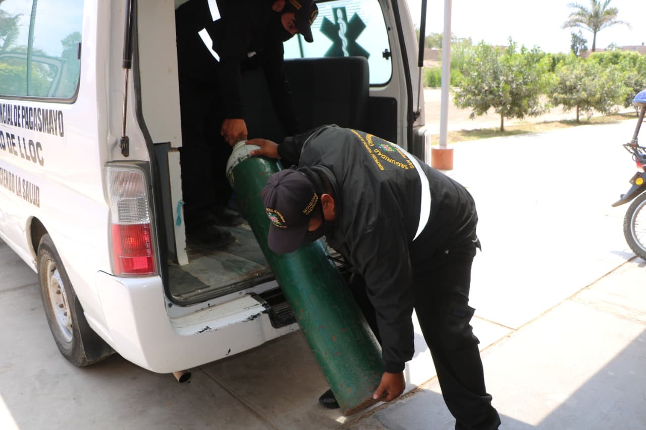 75 balones de oxígeno entrego a la población la provincia de Pacasmayo