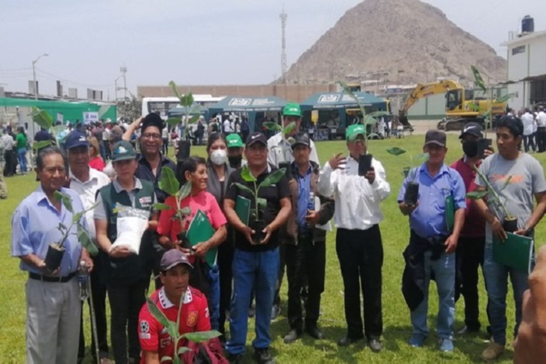 Entregan plantones frutales y forestales a más de 100 productores