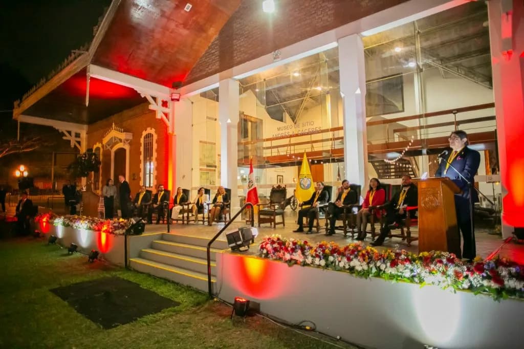 Miraflorinos y personalidades destacadas son condecorados durante sesión solemne por Fiestas Patrias