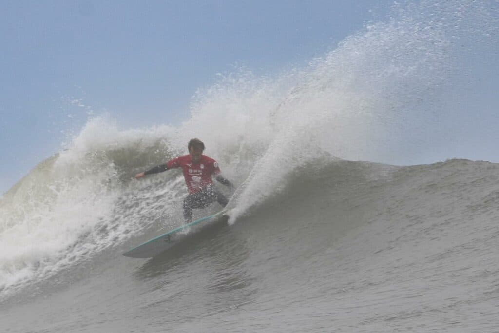Surfistas Brillan en El Faro de Pacasmayo