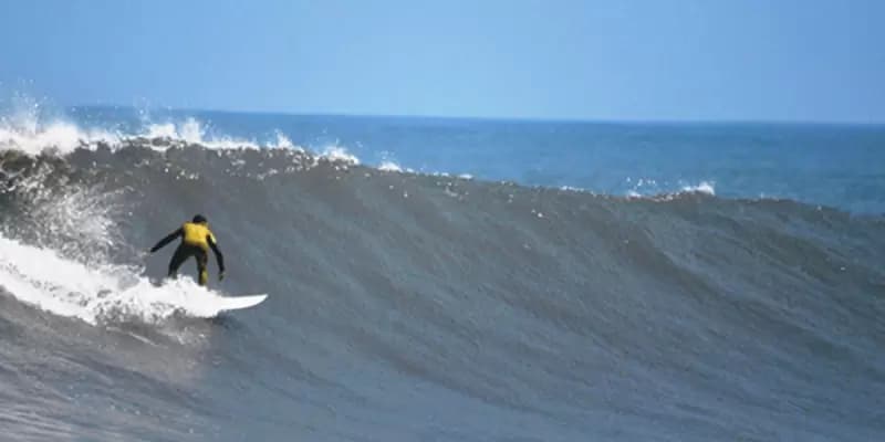 Surf y windsurf en Pacasmayo: adrenalina en la costa