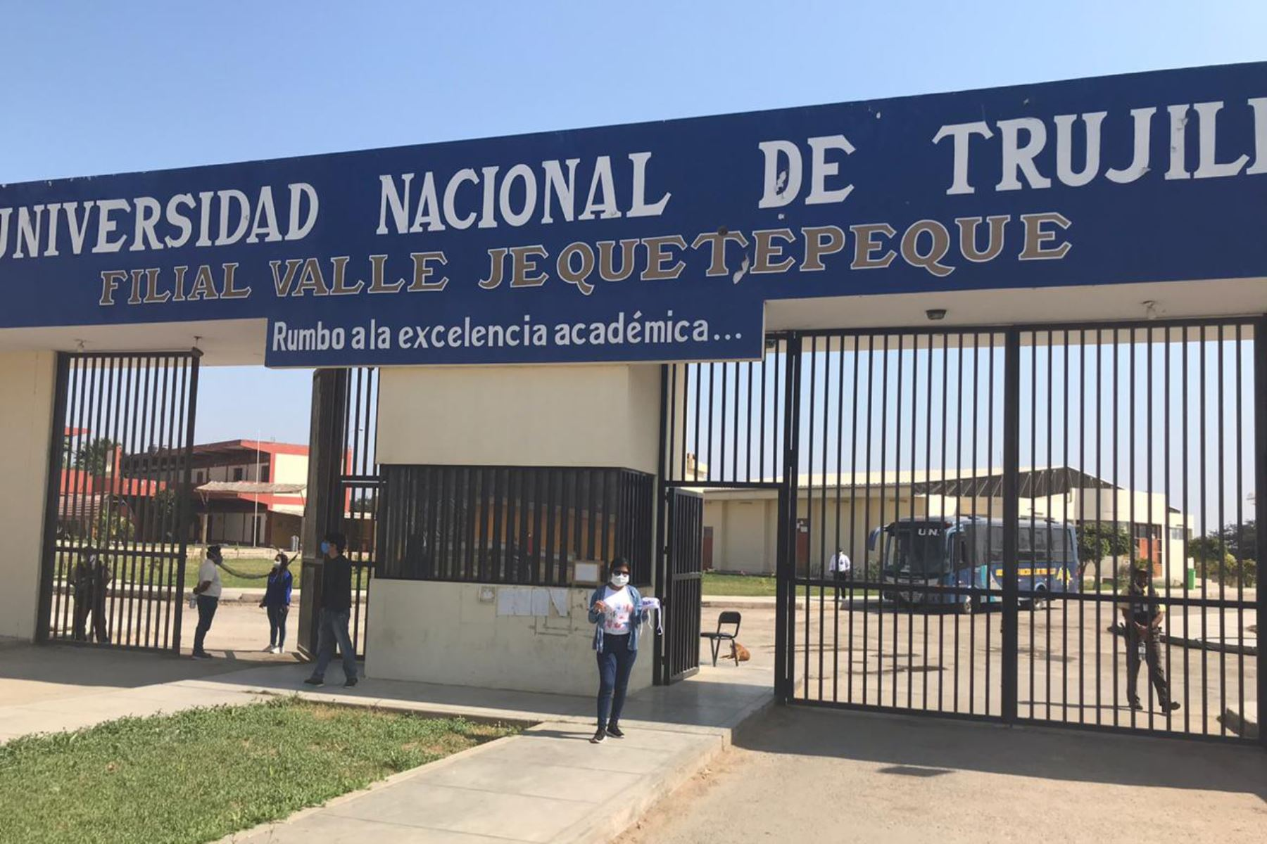 Universidad Nacional de Trujillo entrega chips de internet a estudiantes