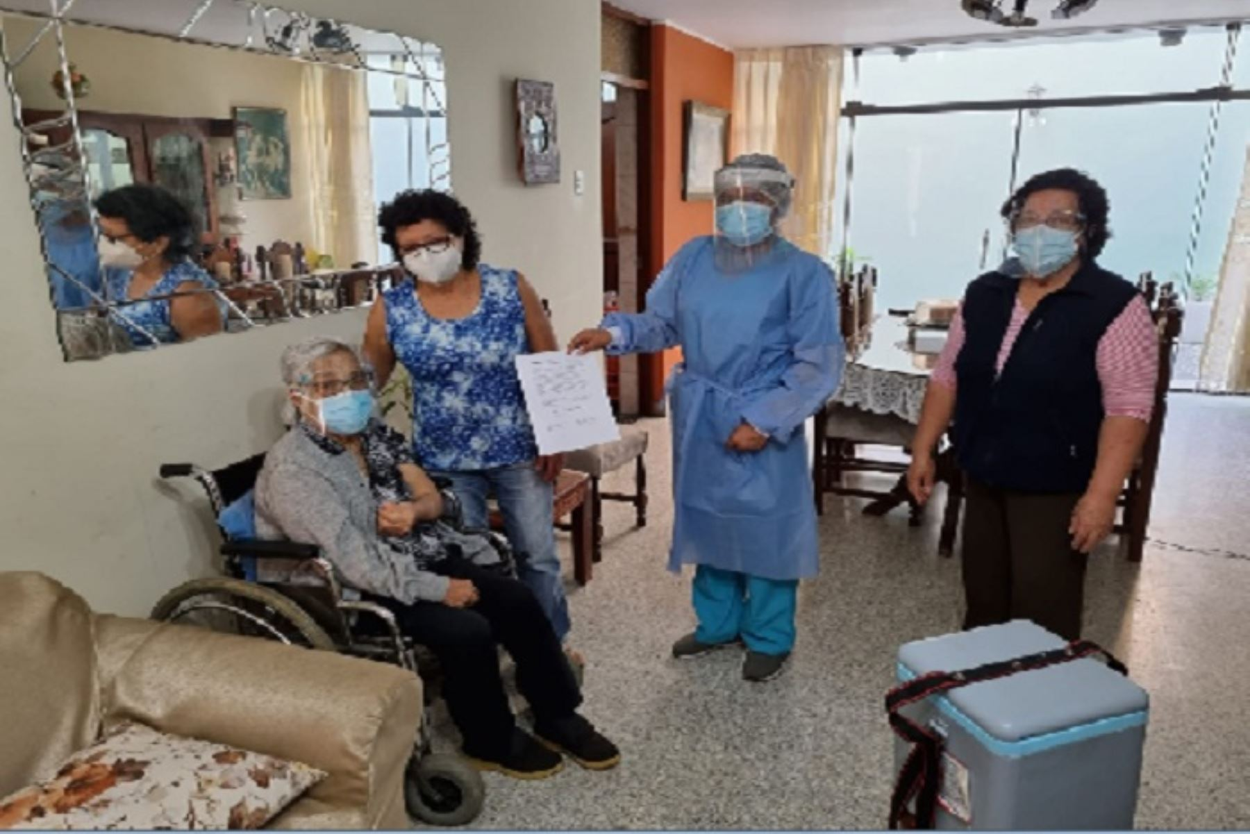Inmunizarán a 1400 adultos mayores de 80 años en sus hogares