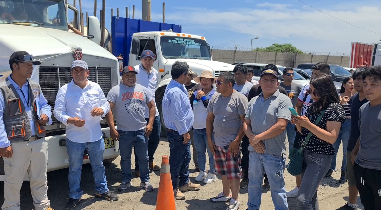 Transportistas cajamarquinos protestan contra cementos pacasmayo⁤