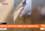 Rescatan a ocupantes de camioneta caída en canal de Chepén