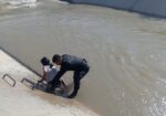 Policía rescata a menor arrastrada por canal en Chepén