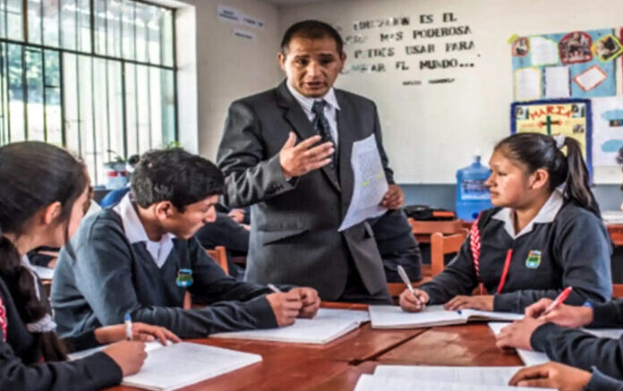 Decreto Supremo oficializa aumento salarial para docentes